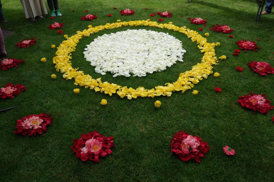 Bild der Hostie mit Blumenschmuck