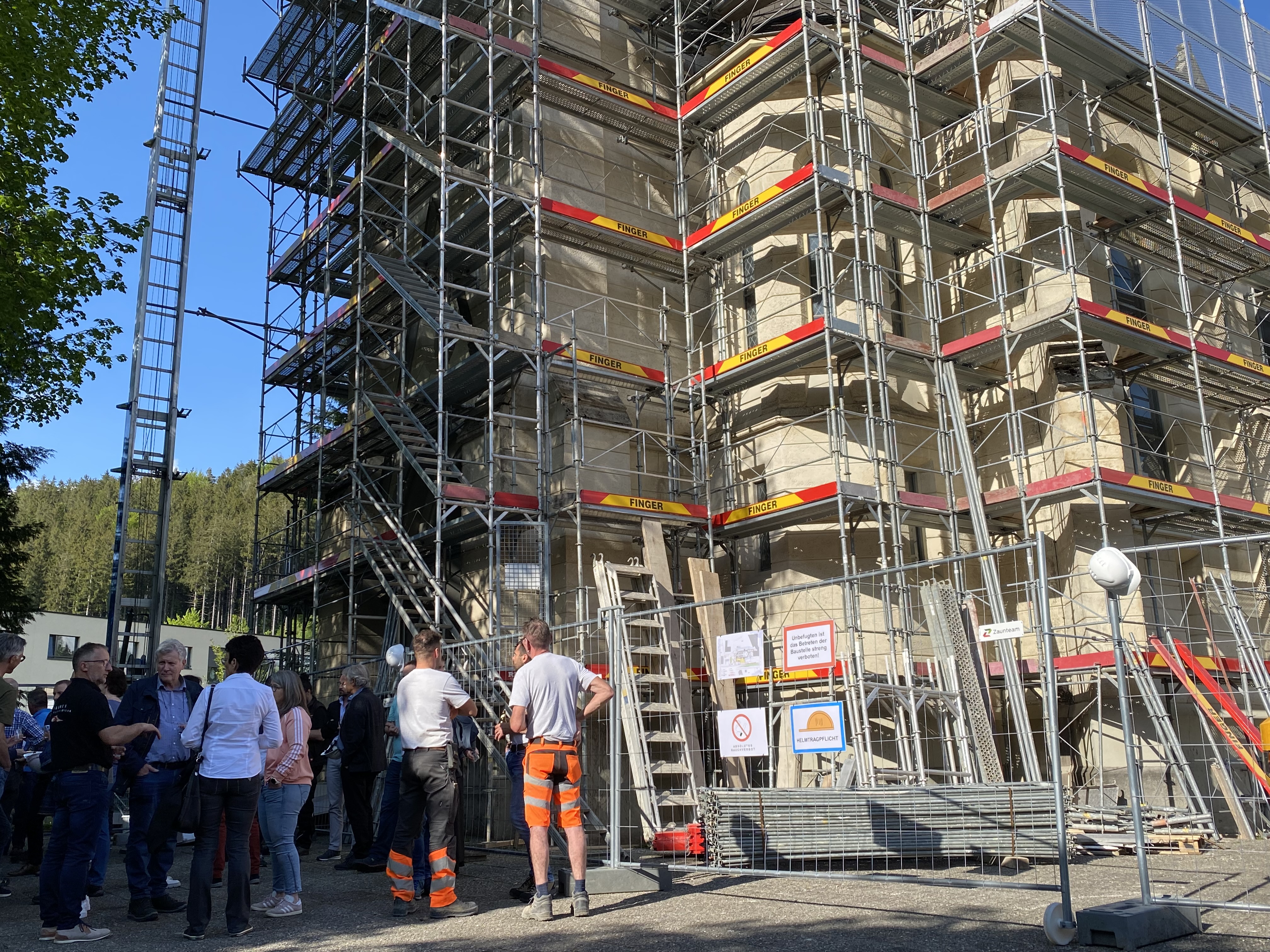 Apéro vor dem gigantischen Gerüst der Maria Lourdes Kirche Dussnang